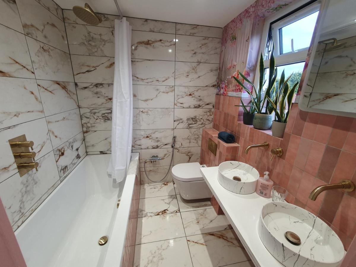 Beautiful Guest Rooms, Free Parking, 30Min Heathrow, 40Min Wembley, 60Min Central London Greenford  Εξωτερικό φωτογραφία